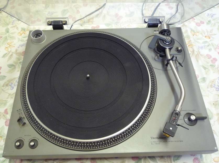 松下電器産業のレコードプレーヤ＜Technics SL-1500＞の写真とか