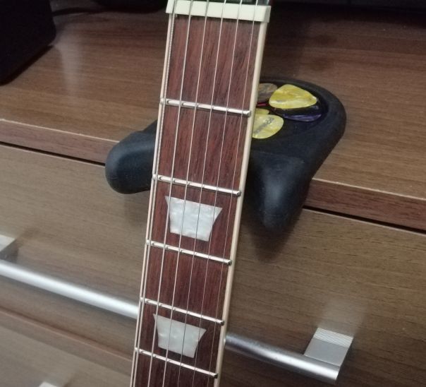 机の角をギタースタンドに、PLANET WAVES PW-GR-01 GUITAR REST。。: kasumi ＜音楽な日々の、あれこれ＞。。
