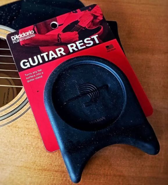 机の角をギタースタンドに、PLANET WAVES PW-GR-01 GUITAR REST。。: kasumi ＜音楽な日々の、あれこれ＞。。